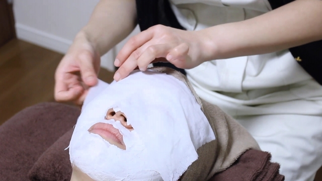 小顔矯正＋たるみ、乾燥、小じわ改善・ヒト幹細胞フェイシャルエステ＋炭酸パック